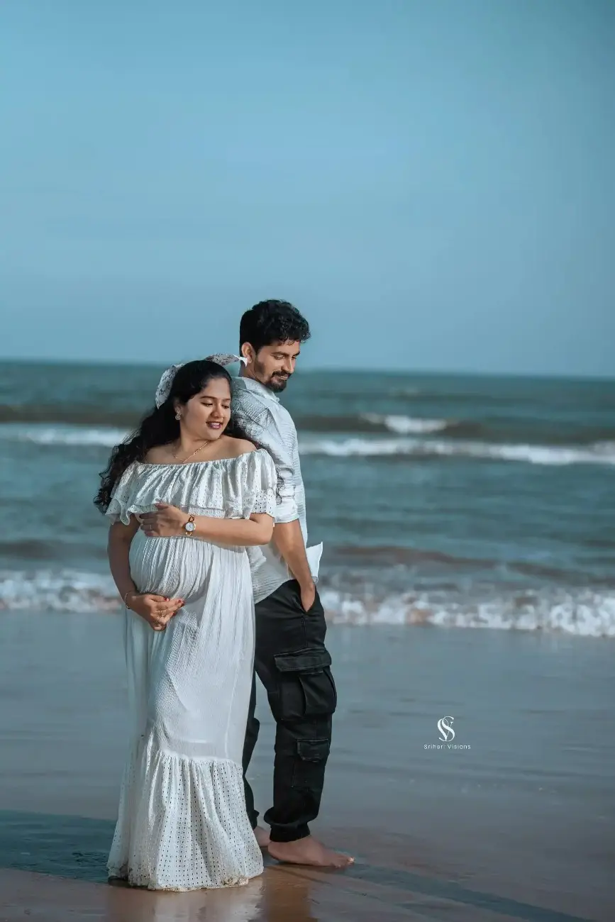 Maternity photography capturing the love between expecting parents