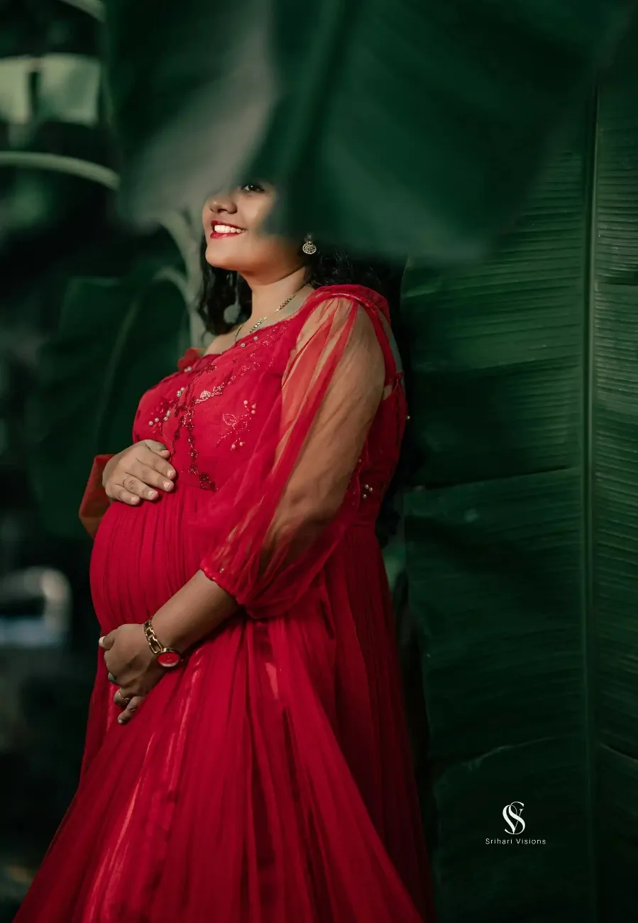 Expecting mother in traditional attire during maternity photography