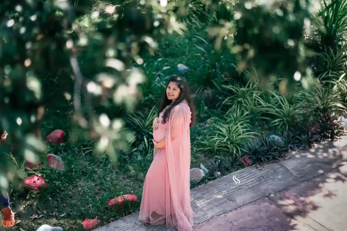 Traditional maternity photography of an expecting mother