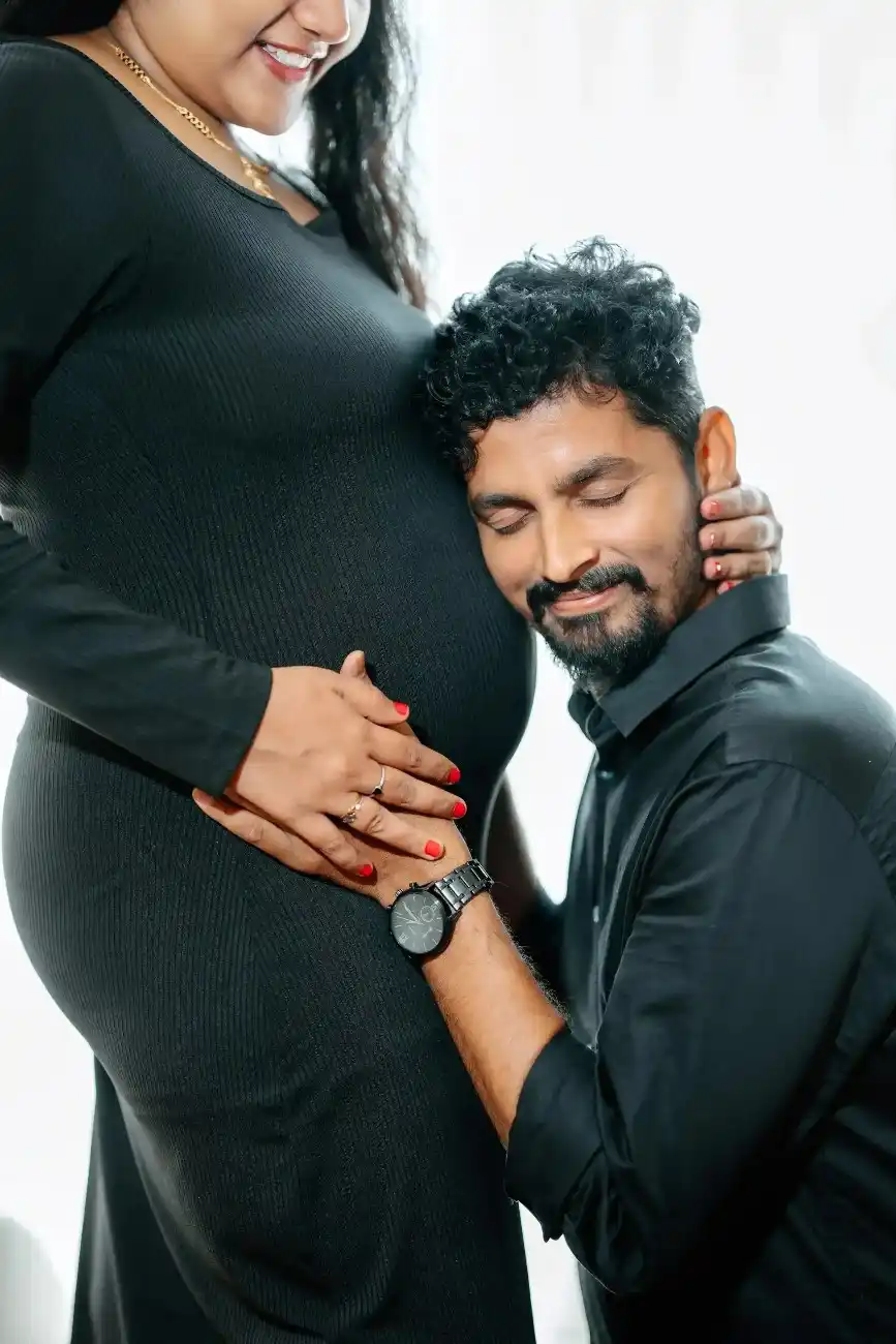 Pregnant woman posing gracefully during maternity photography