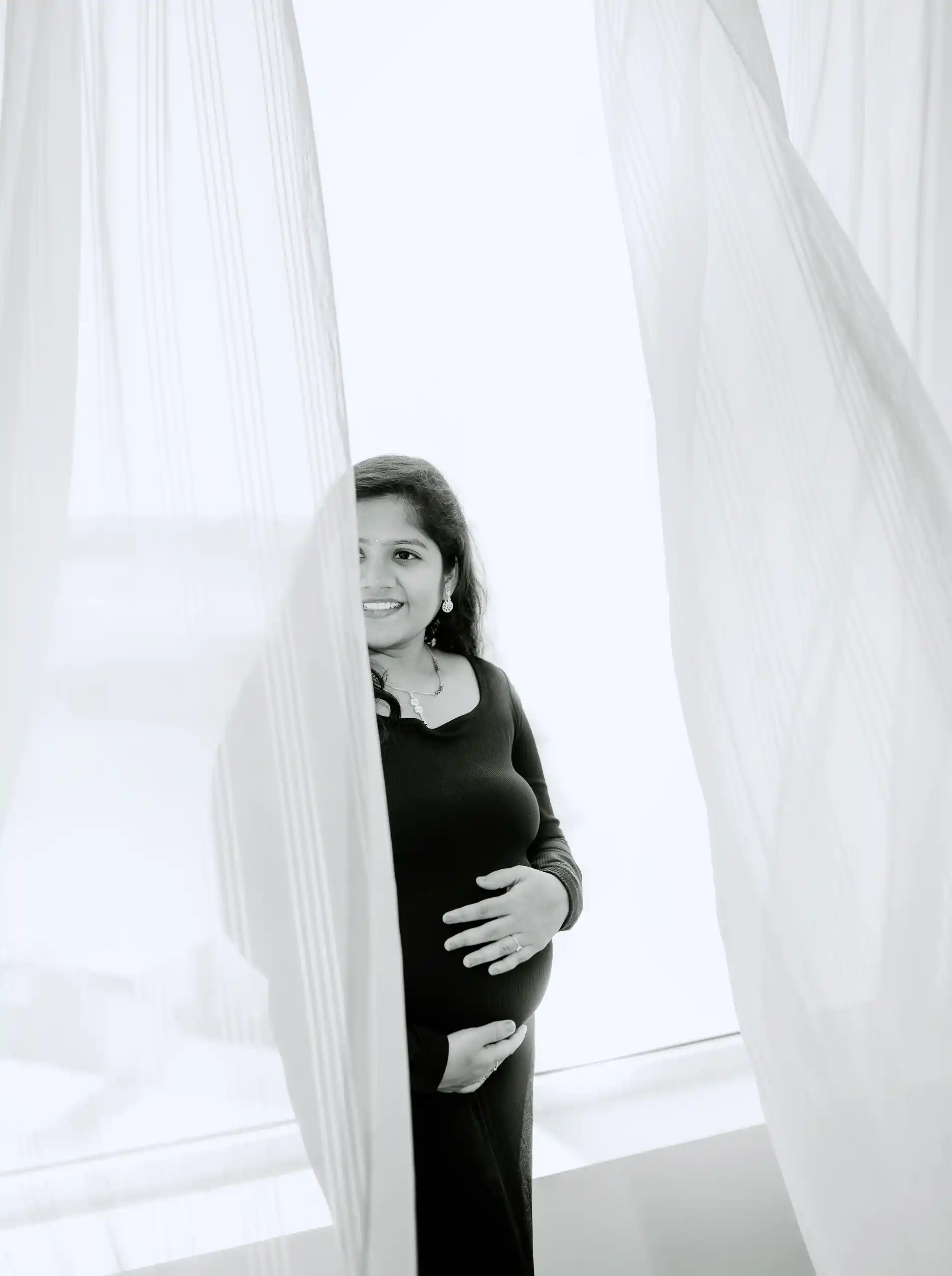 Elegant maternity photography portrait of a pregnant woman